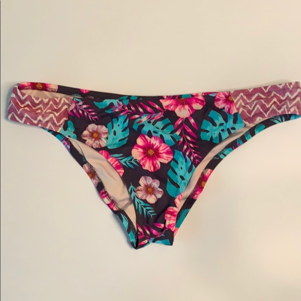 Tropical pattern bikini bottom- Like new!